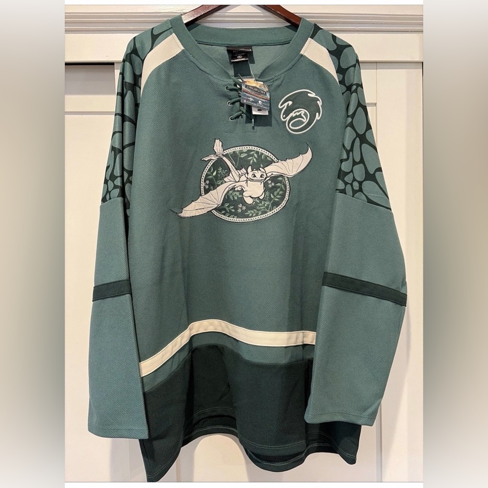 BoxLunch Toothless How to train your Dragon Men’s XL hockey jersey